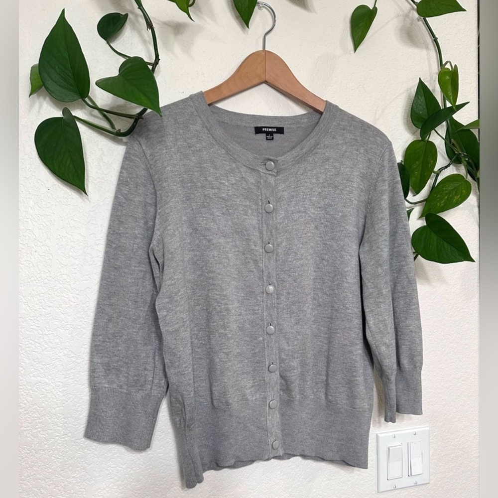 Premise gray cardigan with pretty enamel, gray buttons size large preowned.